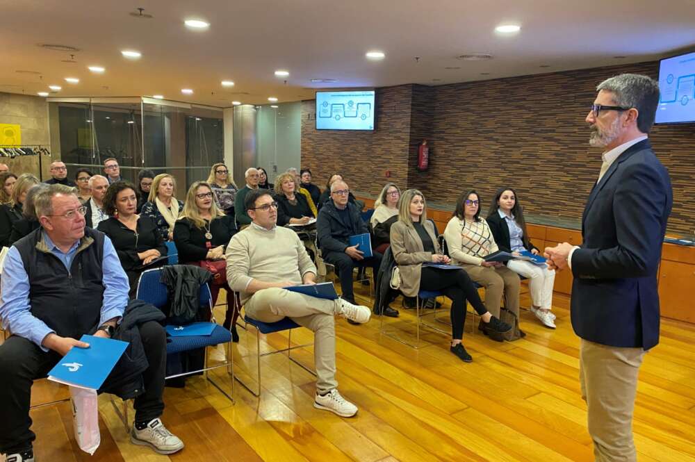 Justo Vellón parlant sobre les rutes de l'aeroport de Castelló