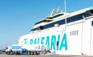 Balearia recargando combustible sostenible