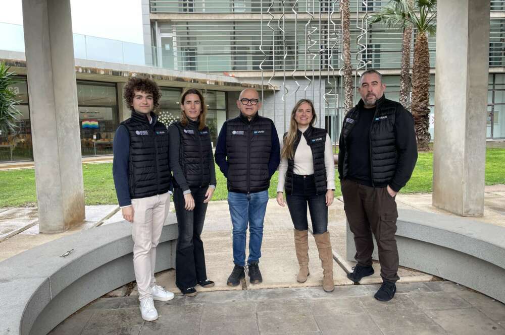 De izquierda a derecha, los investigadores de VRAIN de la UPV, Antoni Mestre, Manoli Albert, Vicente Pelechano, Miriam Gil y Joan Fons.