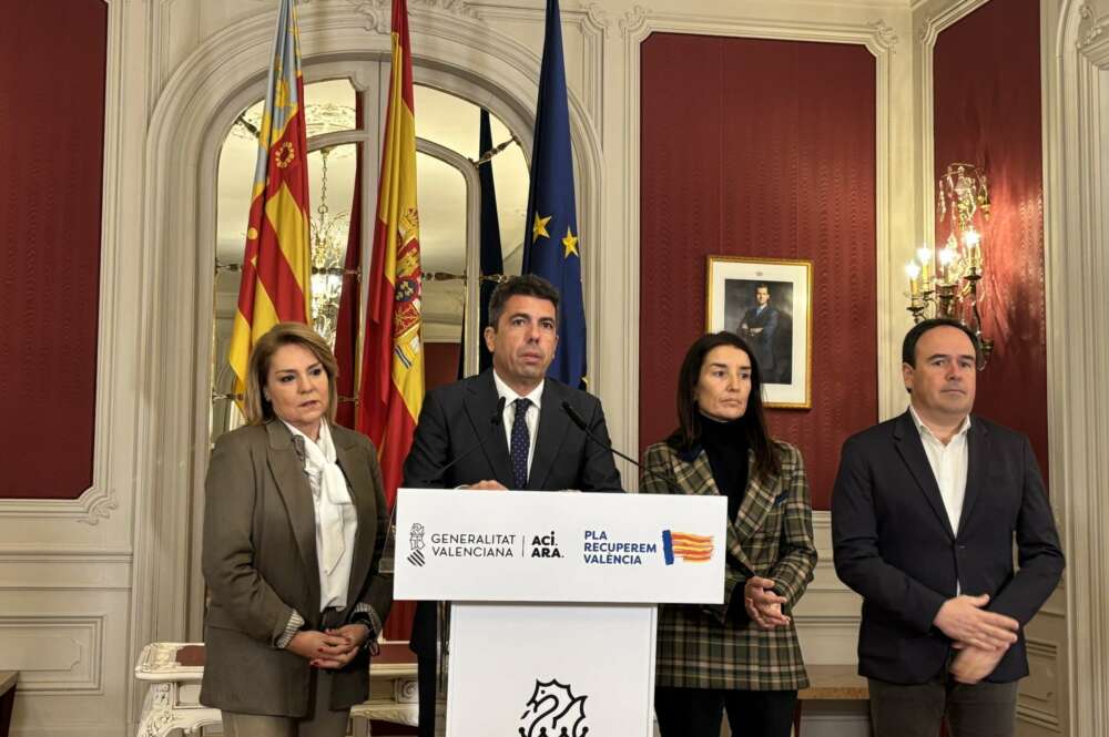 El presidente de la Generalitat, Carlos Mazón, en una declaración institucional en Les Corts.