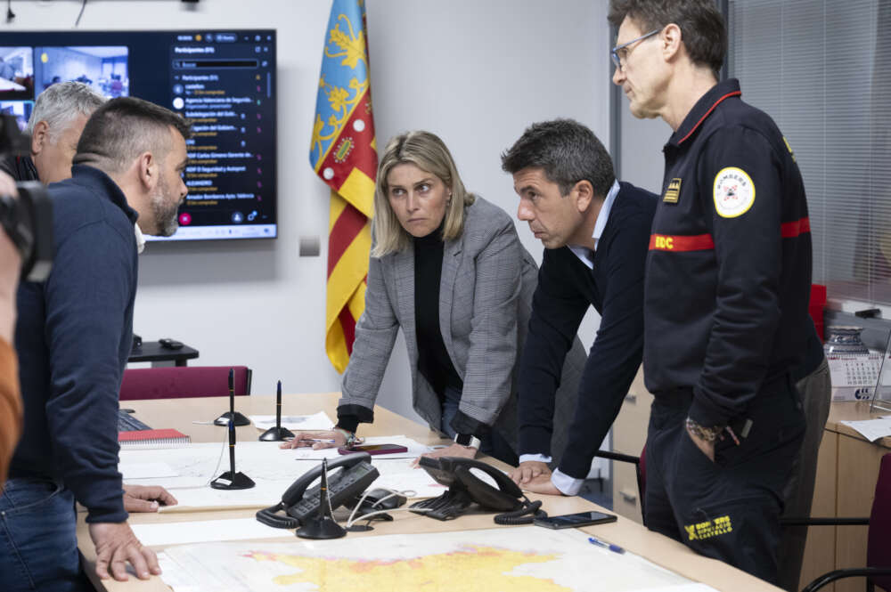 El president de la Generalitat, Carlos Mazón, en el Centro de Coordinación de Emergencias de Castellón