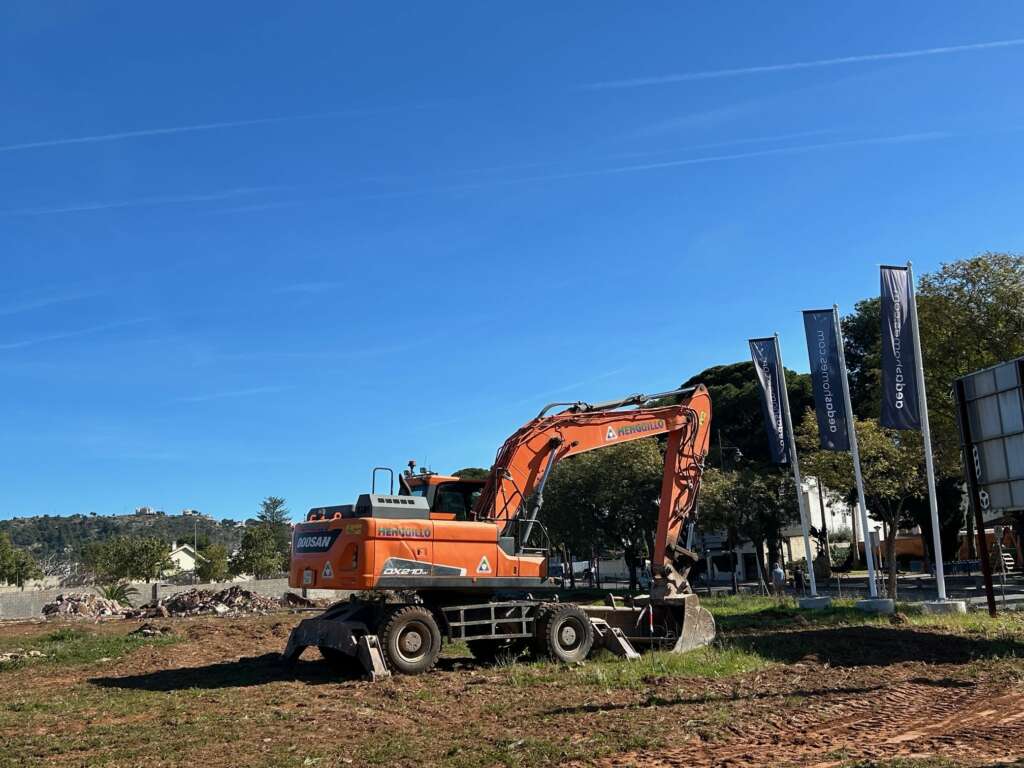 Una máquina en la parcela de la promoción Palmia de AEDAS Homes en Benicasim.