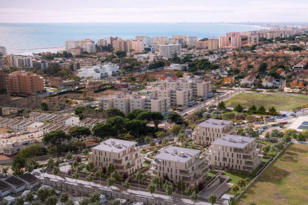 Vista aérea de la primera promoción de AEDAS Homes en Benicasim, Palmia, con el mar al fondo.