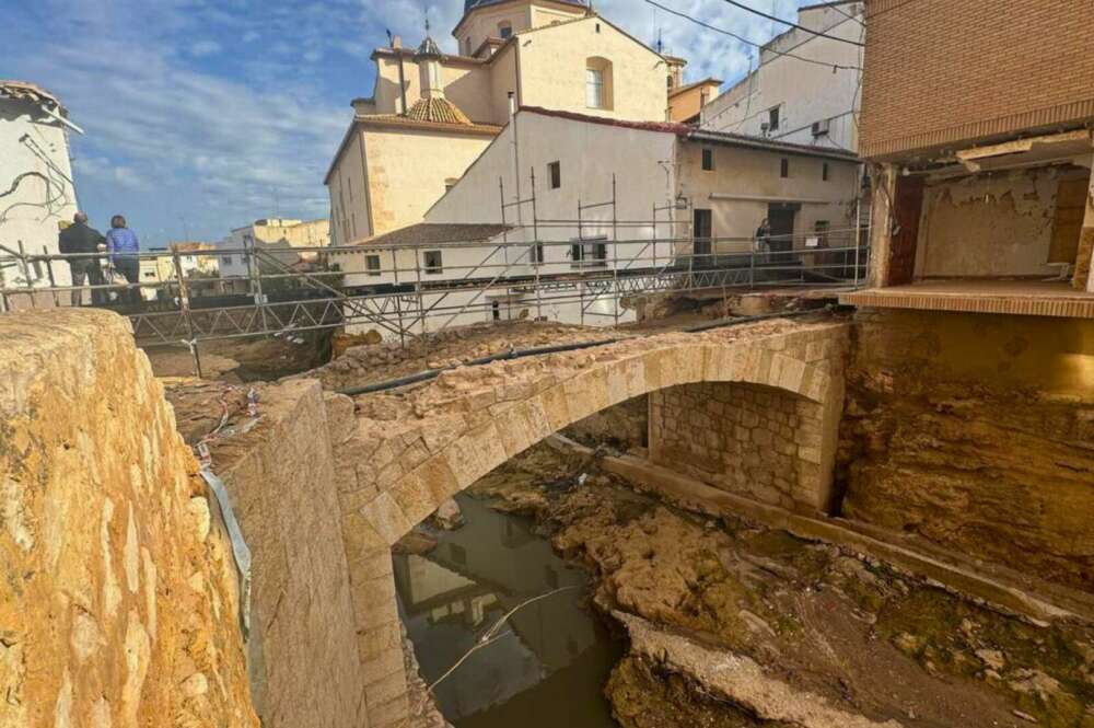 Pasarela temporal instalada sobre el puente de madera en el barranco de Chiva. / GVA