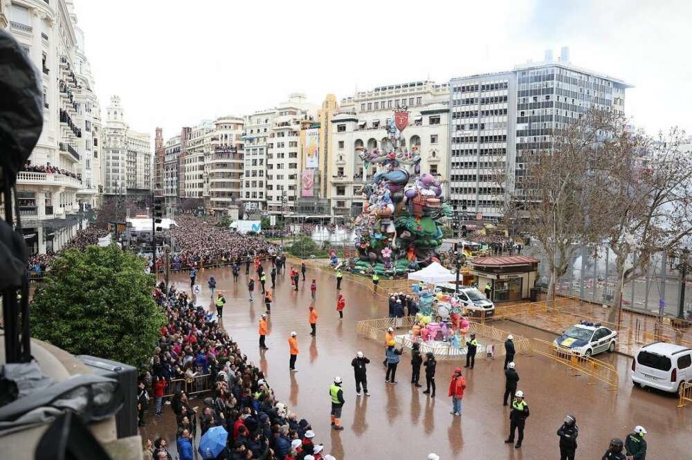 Gente esperando para la mascletà de Valencia hoy / Foto: JCF