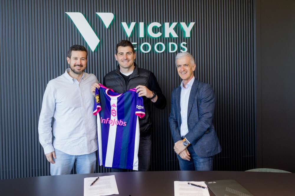 Iker Casillas en las instalaciones de Vicky Foods