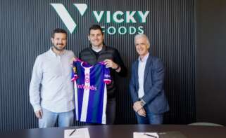 Iker Casillas en las instalaciones de Vicky Foods