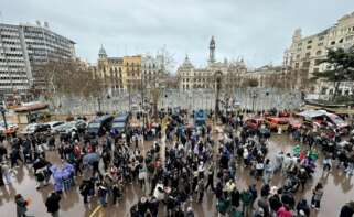 Lloviendo en la Plaza del Ayuntamiento de Valencia durante las Fallas 2025