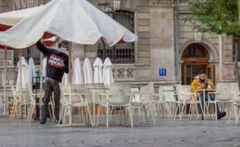 Un hombre toma un café en una terraza del centro de Oviedo (Asturias) en plena segunda ola de coronavirus / EFE