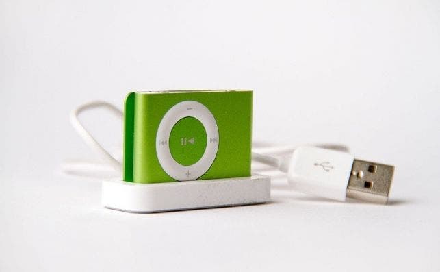 1024px Apple iPod Shuffle second generation green