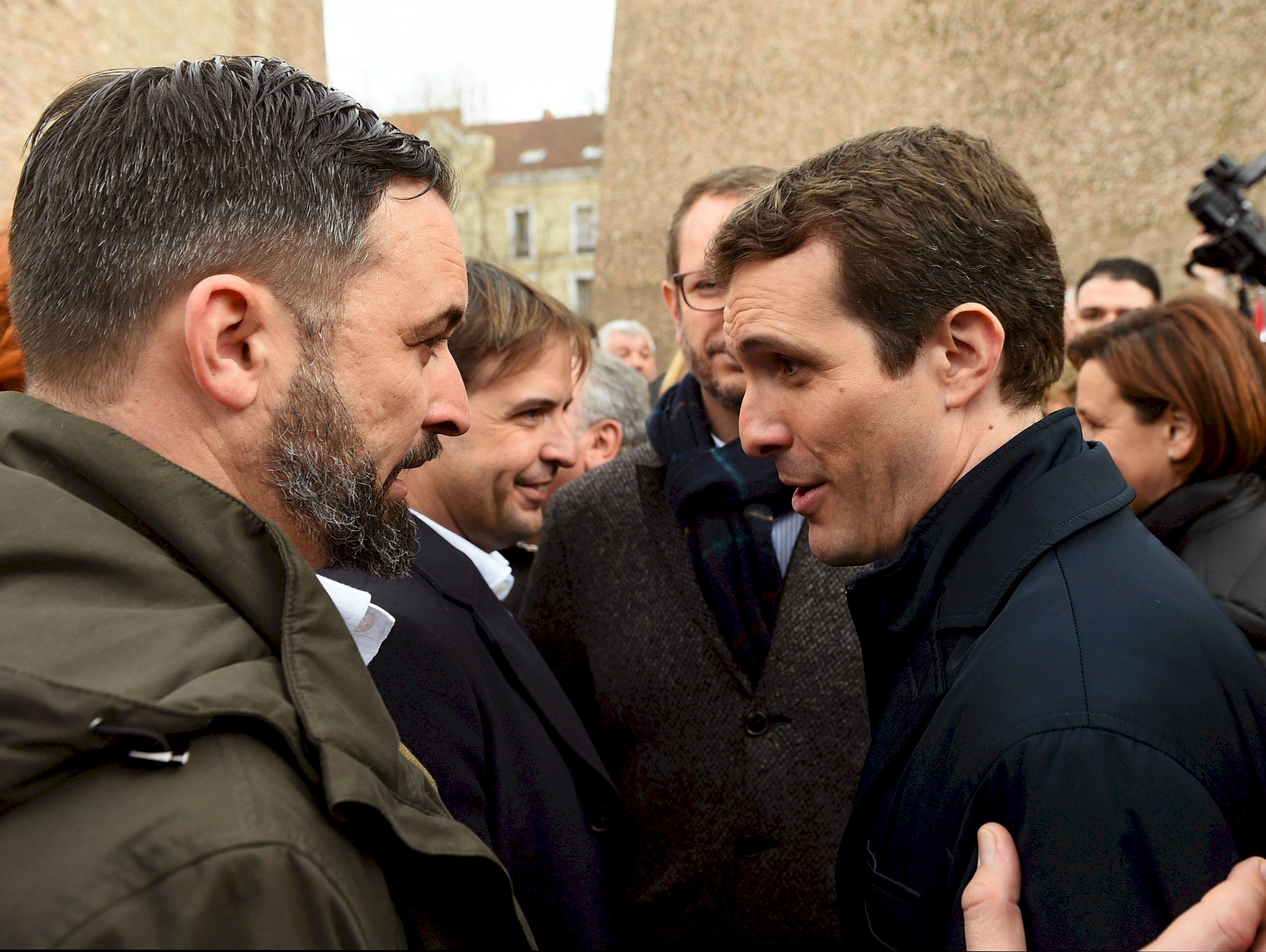 El líder del PP, Pablo Casado (derecha), con el de Vox, Santiago Abascal, en la concentración del 10 de febrero en la plaza Colón de Madrid. EFE/Fernando Villar