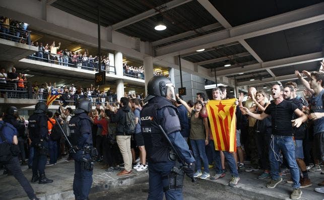 Miembros de la Policía Nacional frente a los manifestantes convocados por Tsunami Democràtic en el aeropuerto de Barcelona el día de la sentencia del 'procés'