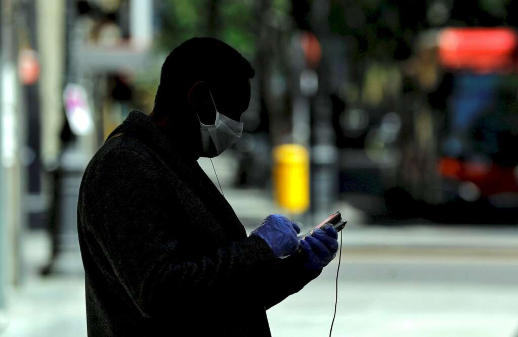 Un hombre usa su teléfono móvil en una calle de Valencia. Foto: Efe/Manuel Bruque/Archivo