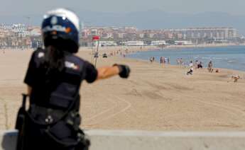 Una agente de la Polícia Nacional que controla el acceso a las playas/ EFE