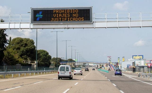 En España se avisa en las carreteras de las medidas de confinamiento | EFE/JC