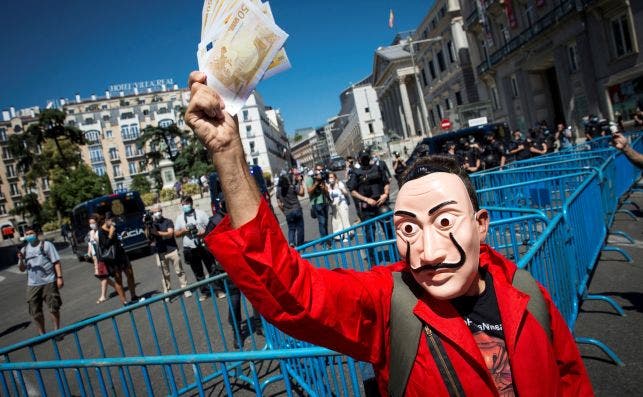 Un trabajador de una de las plantas barcelonesas de Nissan, disfrazado de un personaje de la serie "La Casa de Papel", se manifiesta en las proximidades del Congreso de los Diputados, durante una protesta, convocada este miércoles en Madrid, en contra del cierre de las fábricas de la compañía en Cataluña. EFE/Luca Piergiovanni