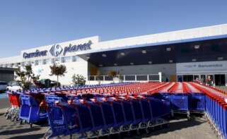 Una fila de carros de la compra frente a un supermercado de Carrefour