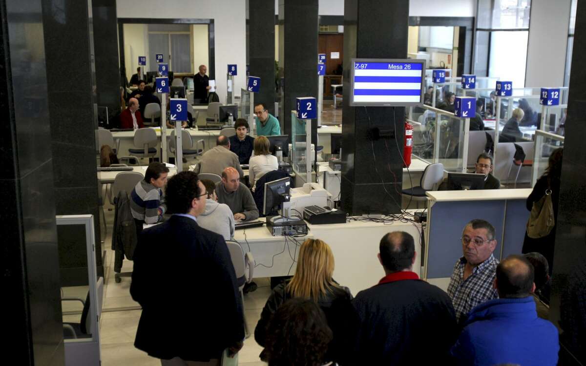 En la imagen, una oficina de la Agencia Tributaria en Oviedo. EFE/ José Luis Cereijido