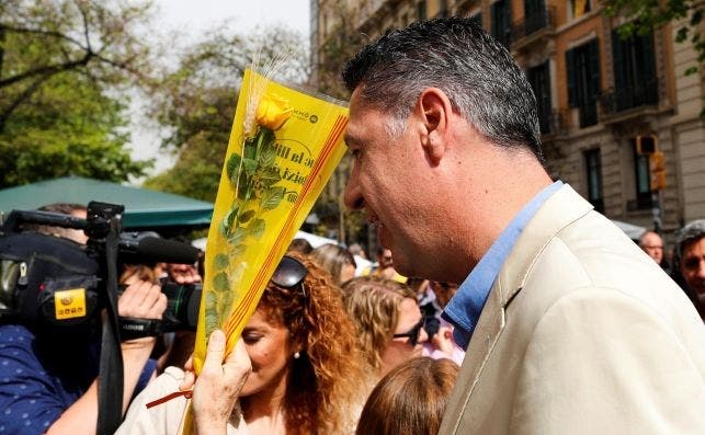 El presidente del PPC, Xavier García Albiol, ante una rosa amarilla en la parada de su partido. EFE