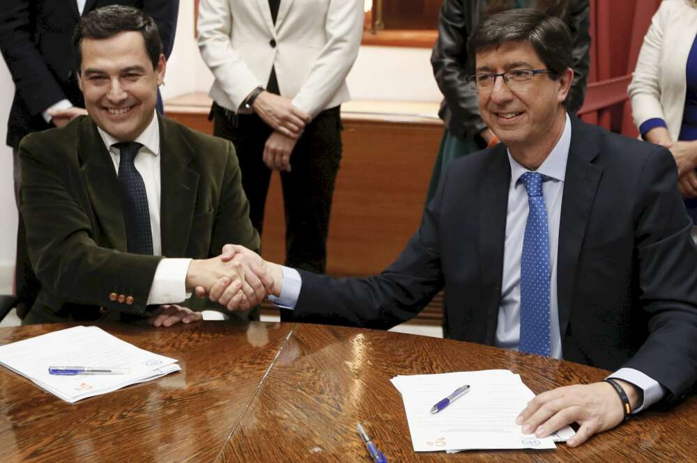 Los líderes andaluces de PP y Cs, Juan Manuel Moreno (izquierda) y Juan Marín, durante la reunión en la que sellaron el acuerdo de gobierno. EFE/José Manuel Vidal