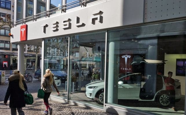 Un concesionario de Tesla en Fráncfort (Alemania). Foto: EFE/MA