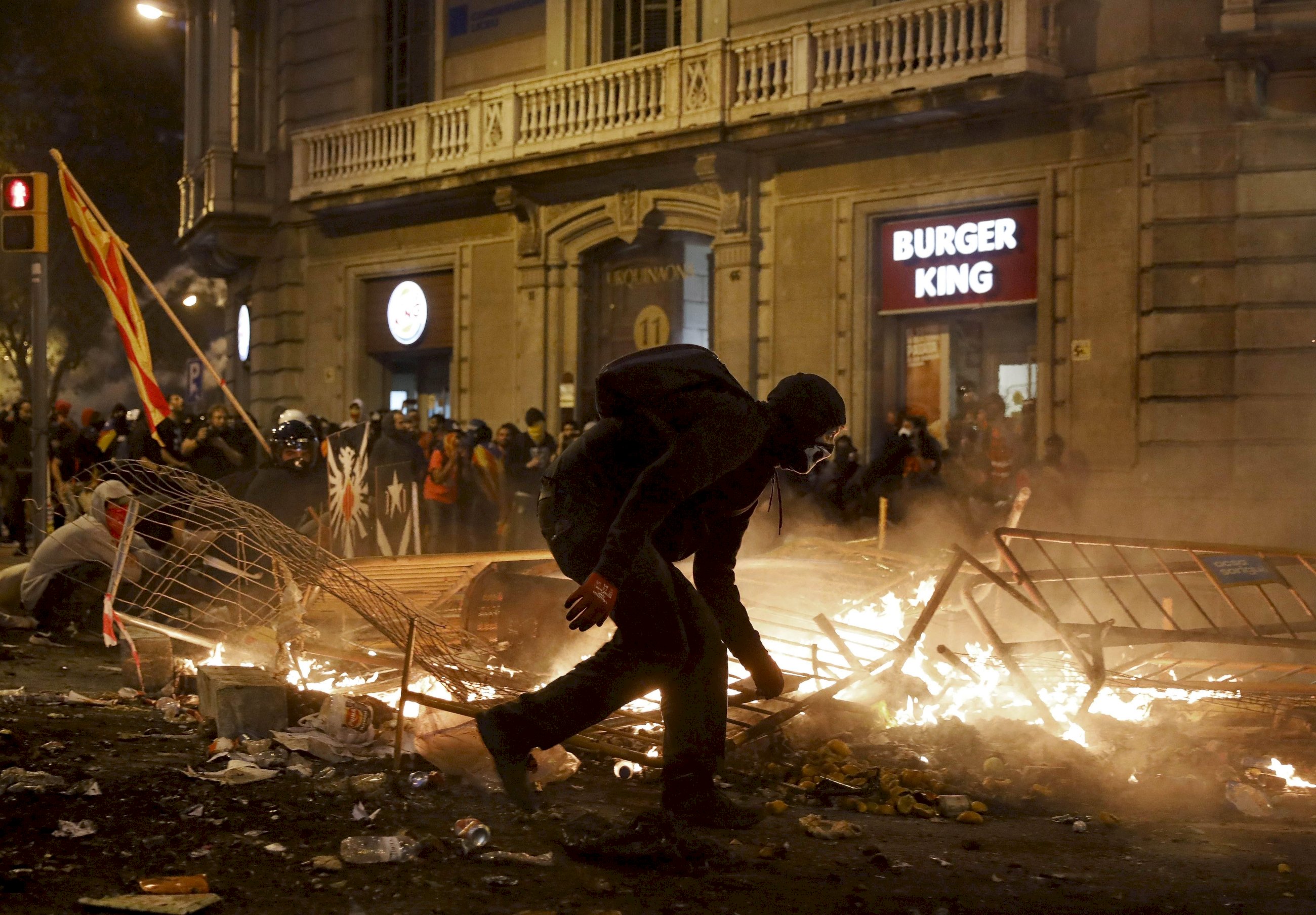 Un manifestante durante los disturbios del viernes 18 de octubre en Barcelona. Foto: Andreu Dalmau (EFE)