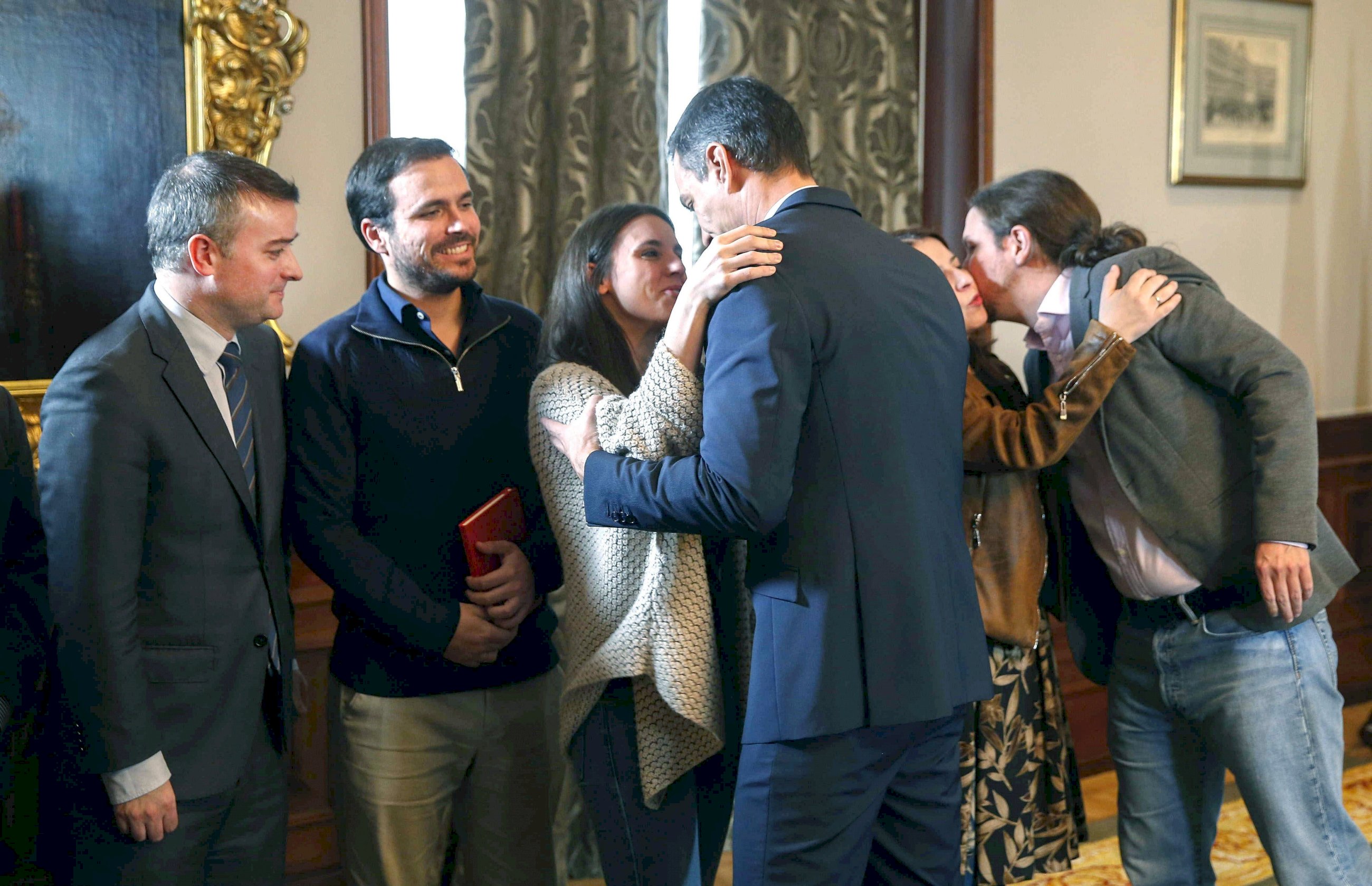 De izquierda a derecha: Iván Redondo, Alberto Garzón, Irene Montero, Pedro Sánchez, Adriana Lastra y Pablo Iglesias, celebrando tras la investidura del presidente del Gobierno, en enero de 2020 | EFE/Archivo