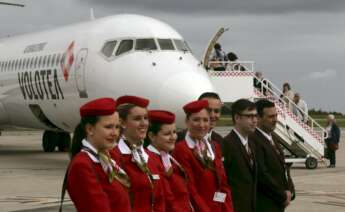 Los tripulantes de cabina de avión de Volotea en el Aeropuerto de Asturias.