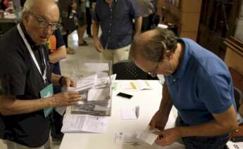 Una mesa electoral empieza el recuento de votos en la Escuela Industrial de Barcelona durante las pasadas elecciones catalanas, en 2015. La comunidad volverá a votar el 21-D. | EFE