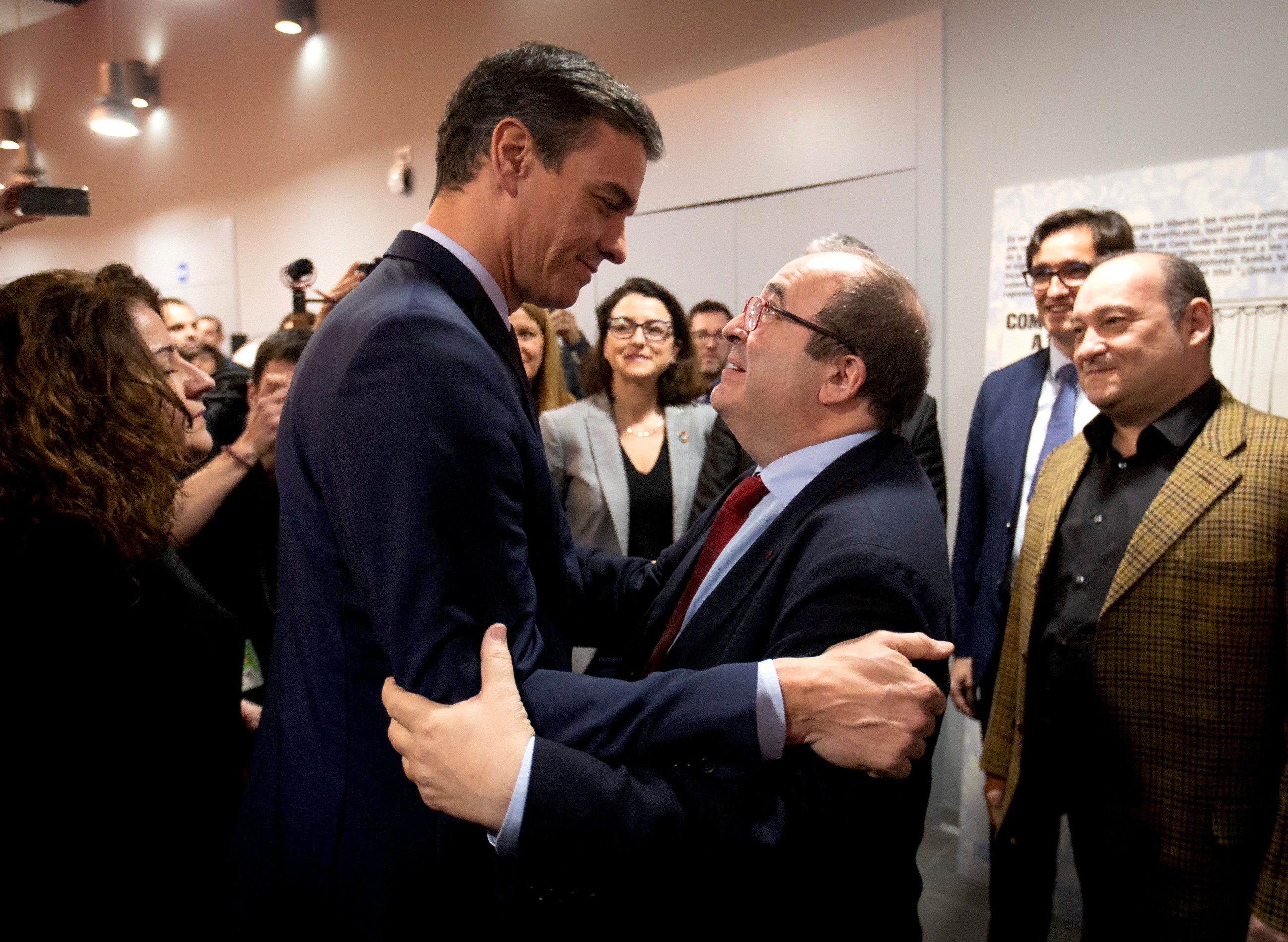 El presidente del Gobierno, Pedro Sánchez, saluda al secretario general del PSC, Miquel Iceta, antes de una reunión en Barcelona el 6 de febrero de 2020 | EFE/EF/Archivo