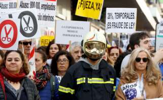 Grupo de trabajadores interinos manifestándose para reclamar un regulación digna