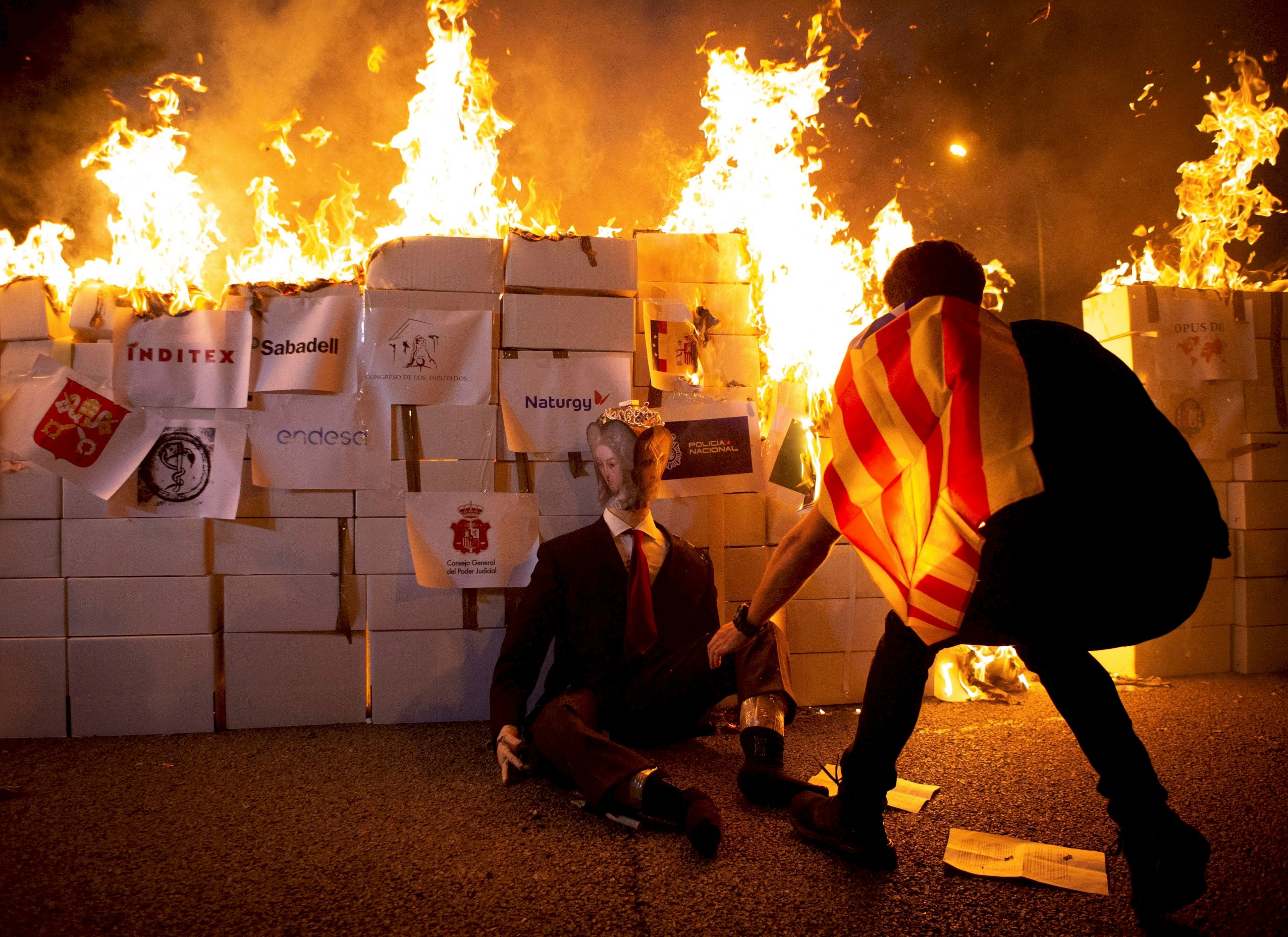 Los CDR queman un retrato del Rey Felipe VI en la Diada del 11 de septiembre de 2020, en Barcelona | EFE/EF/Archivo