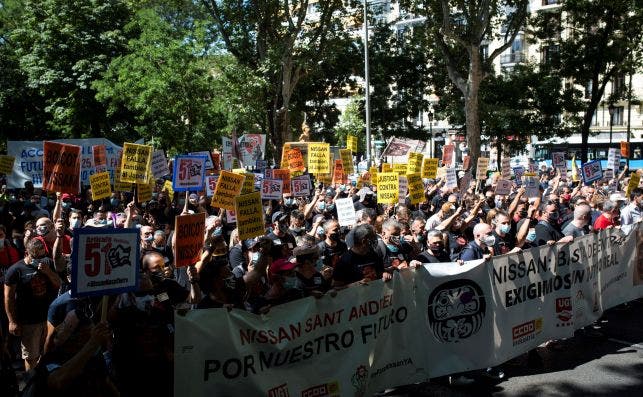 Trabajadores de las plantas barcelonesas de Nissan se manifiestan este miércoles en Madrid, en contra del cierre de las fábricas de la compañía en Cataluña. EFE/Luca Piergiovanni