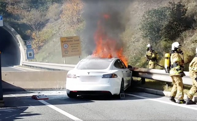 El cuerpo de bomberos de Landeck logró apagar las llamas del Tesla.