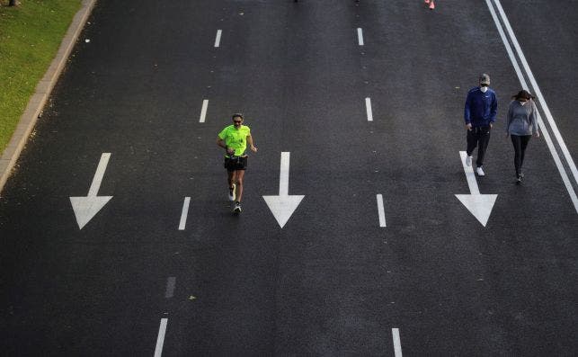 Varias personas paseando o haciendo deporte en el Paseo de la Castellana el pasado mayo | EFE/JJM/Archivo