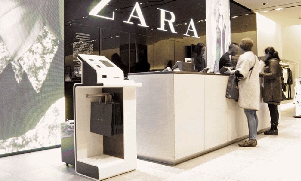 El elegante conjunto satinado de la nueva colección de Zara que