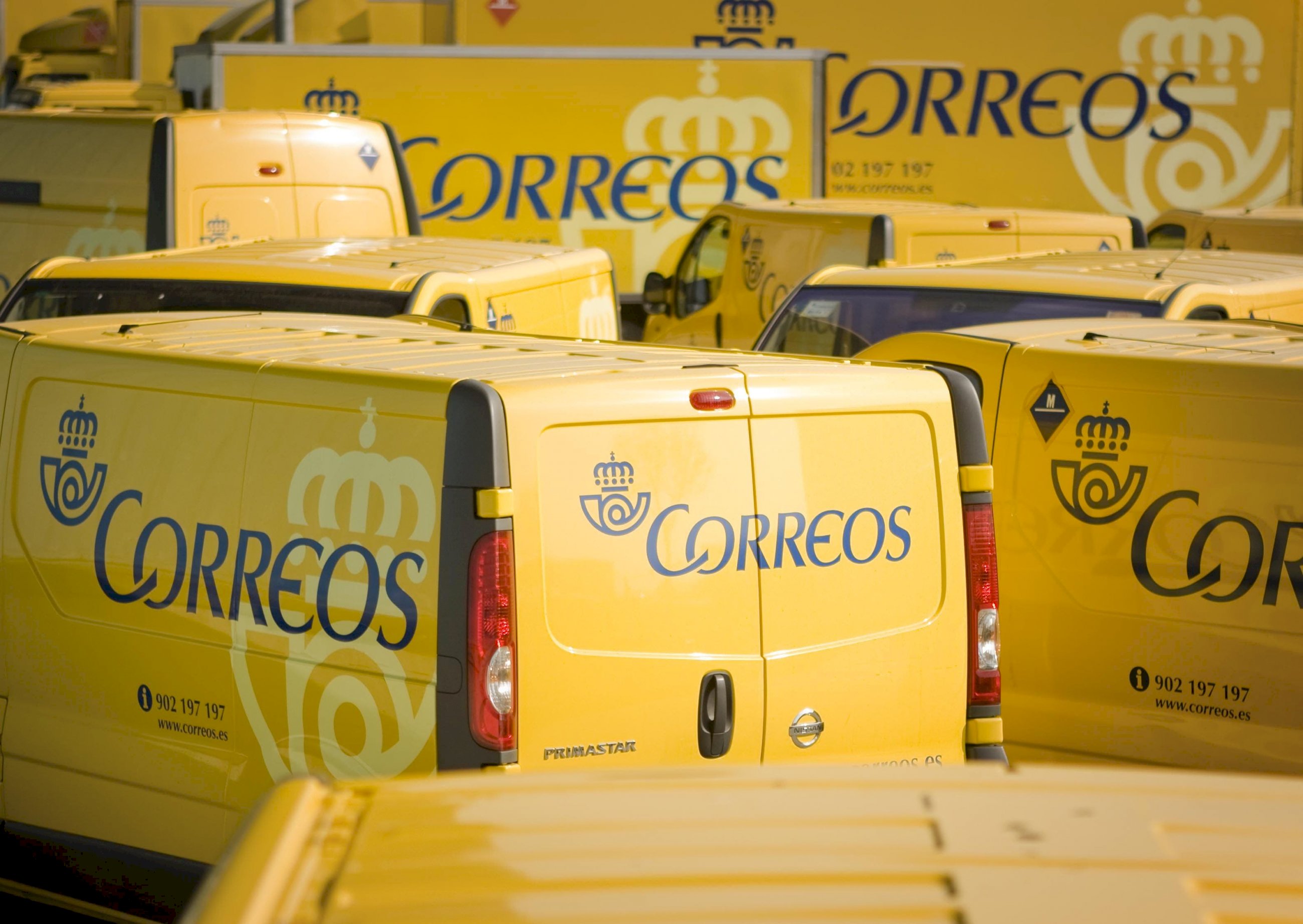 Camiones de reparto de Correos. ED