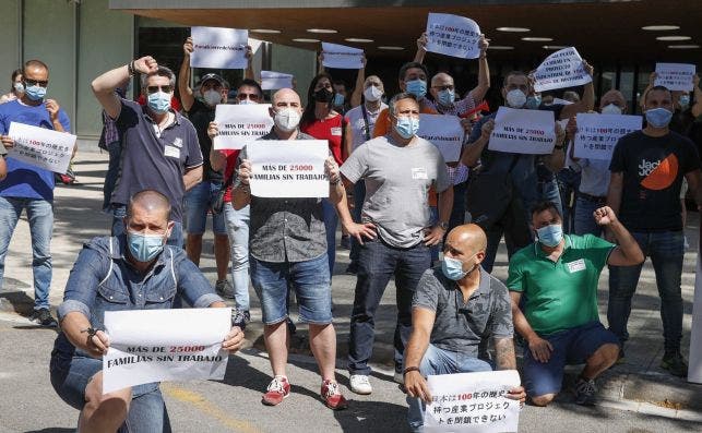 Los trabajadores de Nissan en Barcelona en su protesta su protesta ante la sede de la Unión Europea y el consulado de Japón en la capital catalana. Foto: Efe