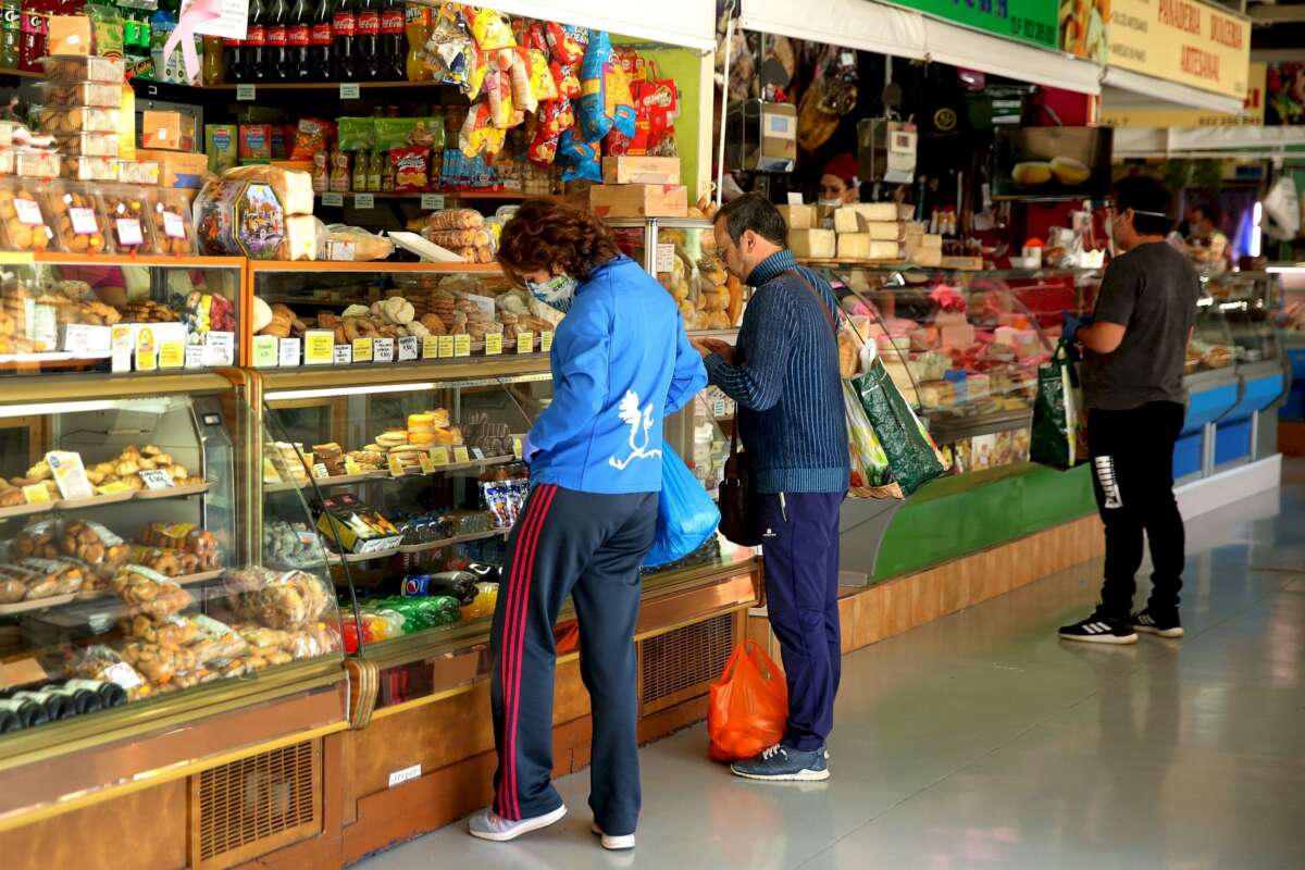 Clientes realizan sus compras en el mercado municipal de La Laguna, en Tenerife | EFE/CG/Archivo