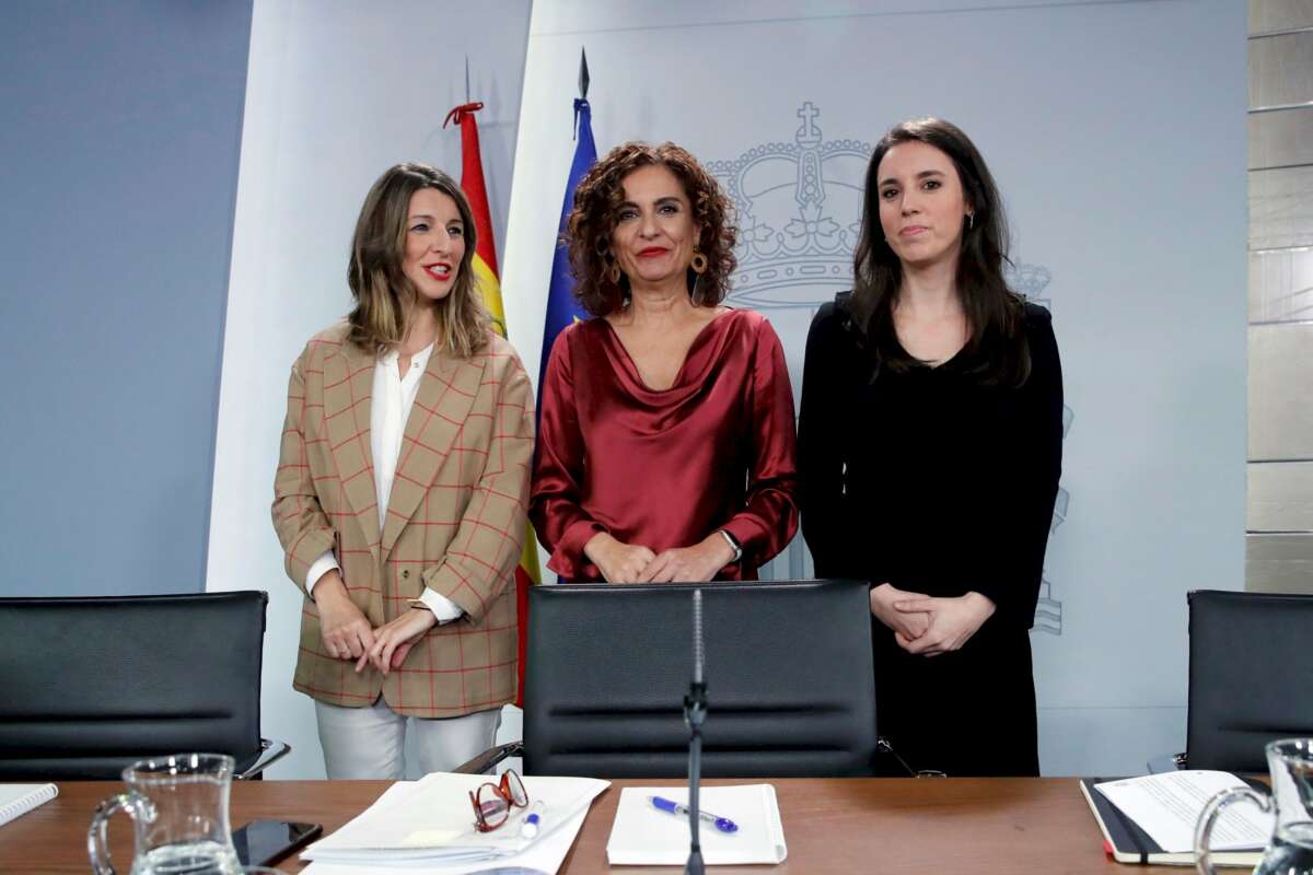 Las ministras Yolanda Díaz (Trabajo), María Jesús Montero (Hacienda) e Irene Montero (Igualdad) en la rueda de prensa posterior al consejo de ministros del 18 de febrero de 2020. Foto: EFE/JCH