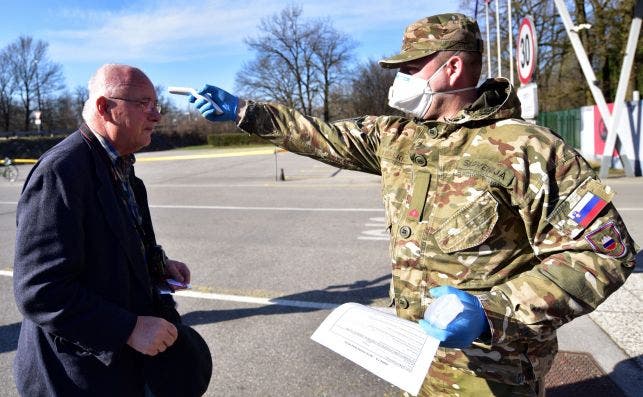 Un soldado esloveno prueba la temperatura de un ciudadano como parte de los esfuerzos para contener el coronavirus, el 17 de marzo de 2020 | EFE/EPA/IK