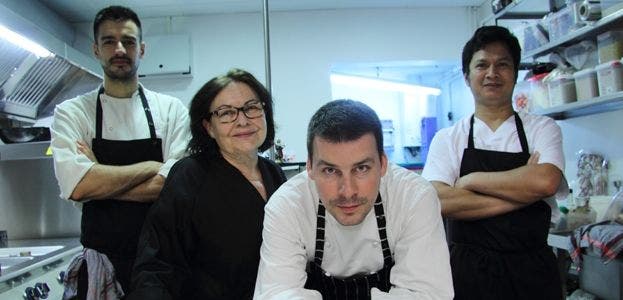 El equipo de cocina del restaurante Sergi de Meià