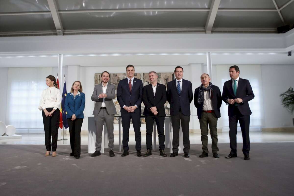 Gobierno, patronal y sindicatos tras la firma del aumento del salario mínimo el 30 de enero pasado. De izquierda a derecha, Yolanda Díaz, Nadia Calviño, Pablo Iglesias, Pedro Sánchez, Unai Sordo, Antonio Garamendi, José María Álvarez y Gerarado Cuerva. /E