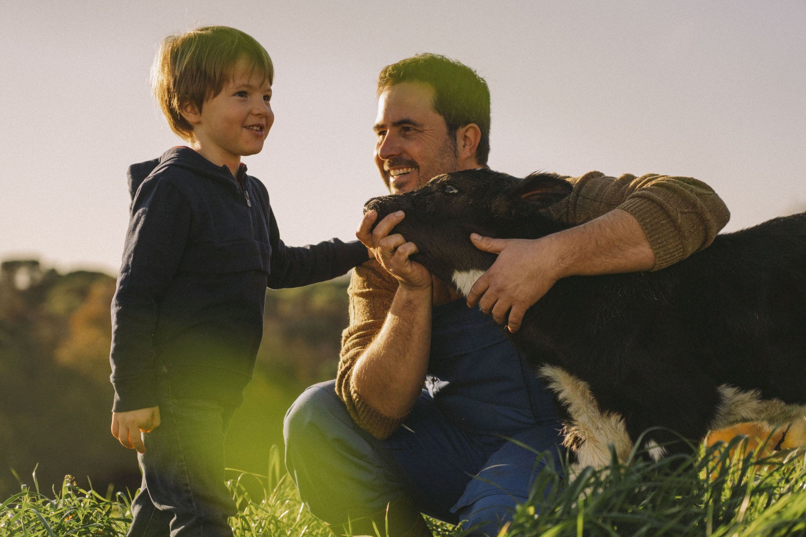 La familia Ruiz lleva más de 80 años al frente de la granja Can Ribas (Girona). Fotografía: Danone.