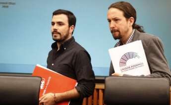 Alberto Garzón y Pablo Iglesias, en un acto en el Congreso. EFE/Javier Lizón