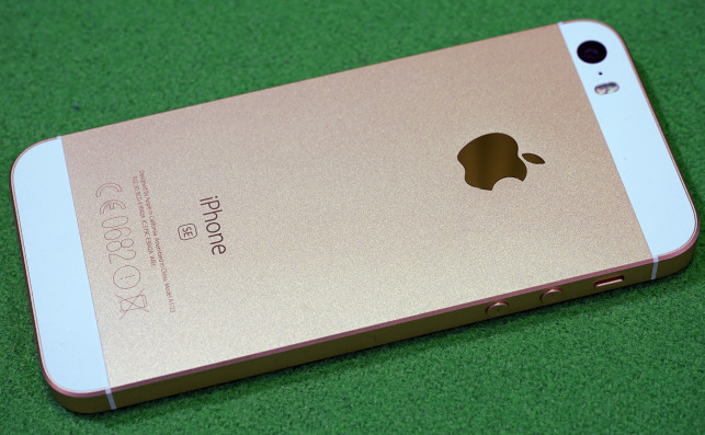 IPhone SE rose gold rear