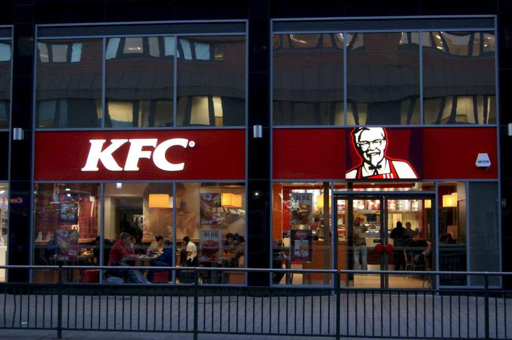 Un restaurante de KFC en Leeds, en el Reino Unido. La empresa probará con el falso pollo para atraer a los millennials. Foto: CC by 3.0/Wikicommons