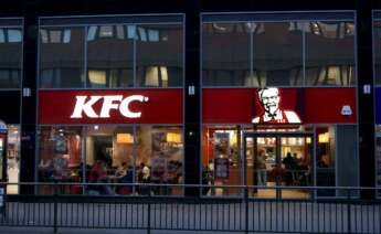 Un restaurante de KFC en Leeds, en el Reino Unido. La empresa probará con el falso pollo para atraer a los millennials. Foto: CC by 3.0/Wikicommons