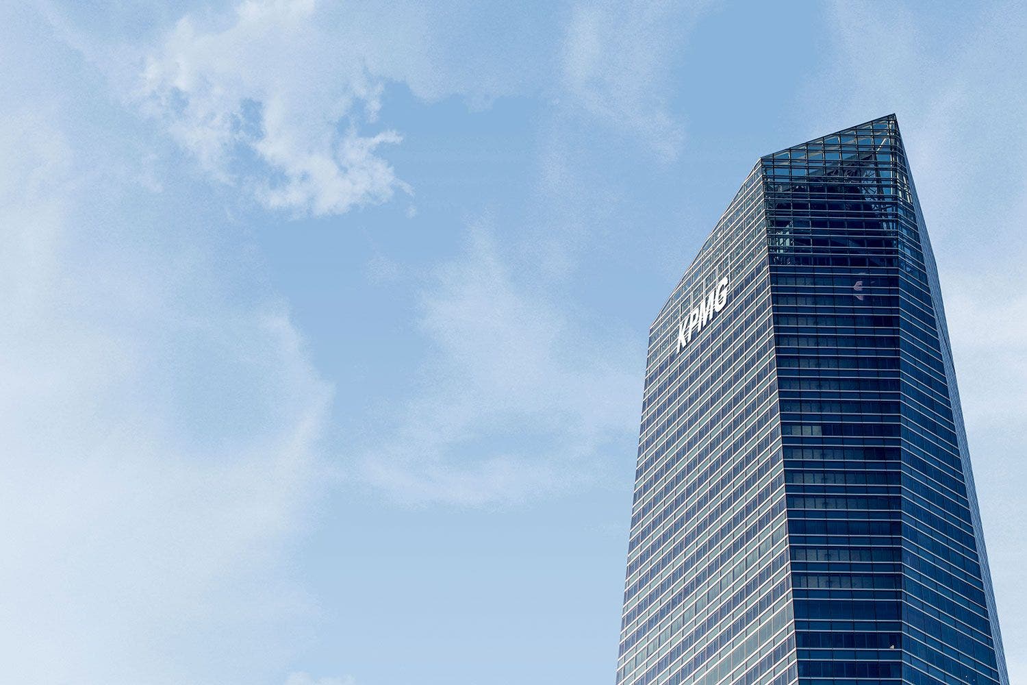 Crystal tower. KPMG офис Нью Йорк. КПМГ Мадрид. КПМГ Мадрид башня. KPMG Dubai.