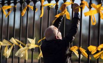 Un hombre coloca lazos amarillos en una calle de Barcelona | EFE/MP/Archivo
